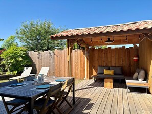 Outdoor dining - Stunning private villa for 4 people with WIFI, private pool, A/C, TV and terrace (La Teste-de-buch)