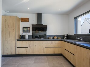 Een oven, een vaatwasser