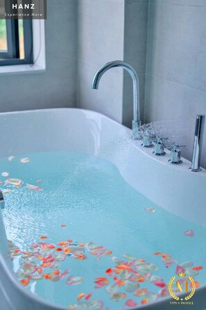 Deluxe Double Room | Bathroom | Shower, hydromassage showerhead, designer toiletries, hair dryer - S79 Mina Hotel (Bien Hoa)