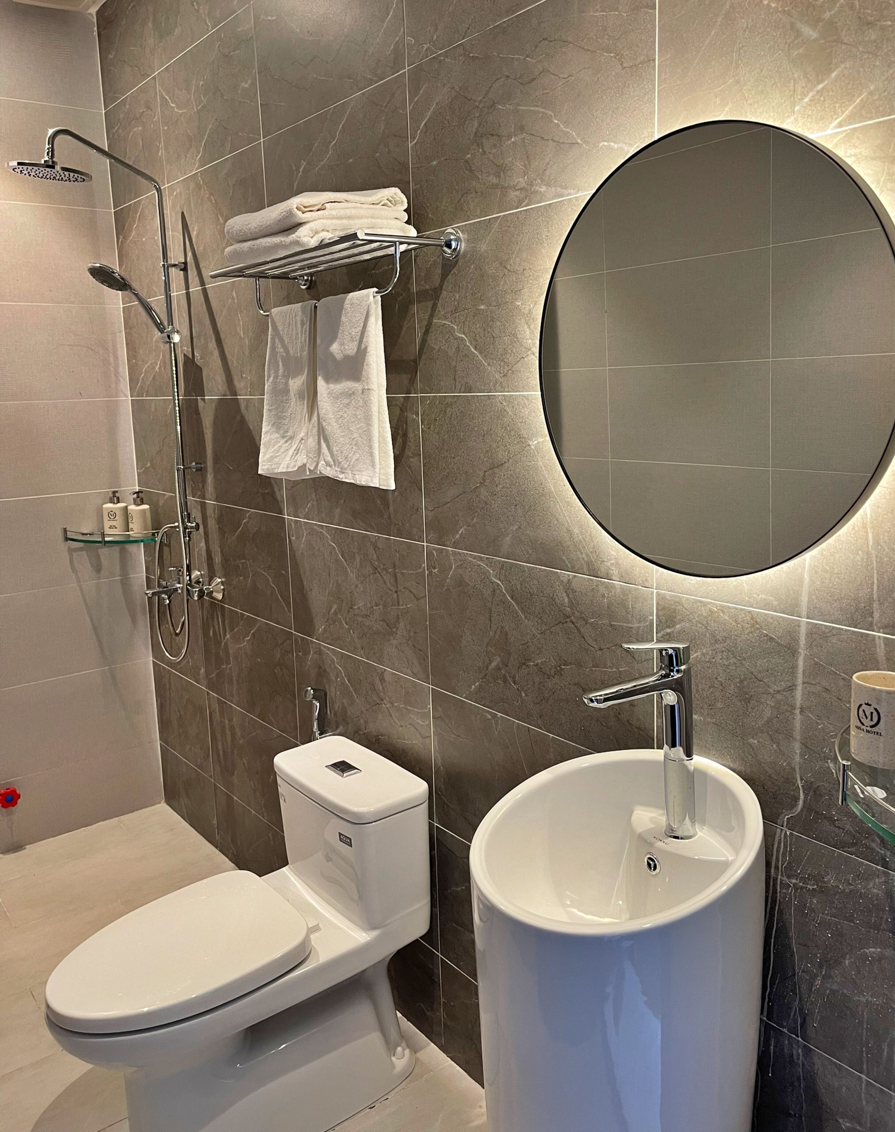 Superior-værelse | Badeværelse | Bruser, brusehoved med hydromassage, designertoiletartikler, hårtørrer