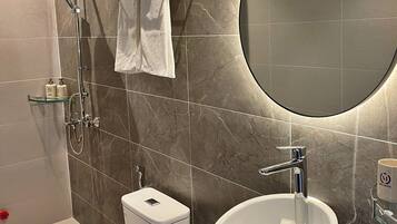 Superior-værelse | Badeværelse | Bruser, brusehoved med hydromassage, designertoiletartikler, hårtørrer