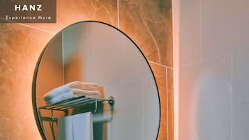 Een douche, een hydromassagedouche, designer toiletartikelen