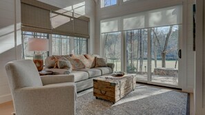 Televisión y chimenea 