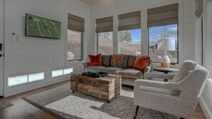 TV a schermo piatto, caminetto