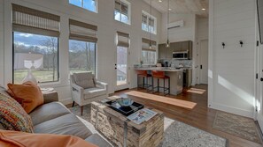 TV a schermo piatto, caminetto