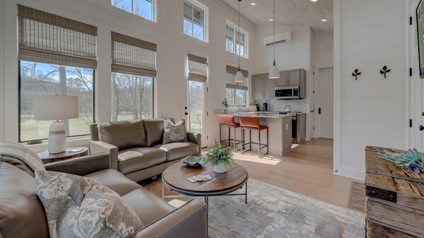 Télévision à écran plat, cheminée