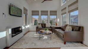 Televisión y chimenea 