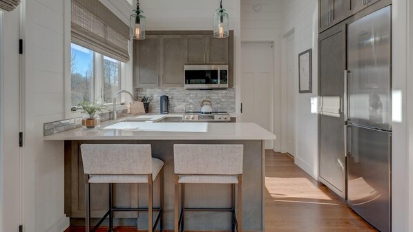 Refrigerador, microondas, horno y parrilla de estufa 