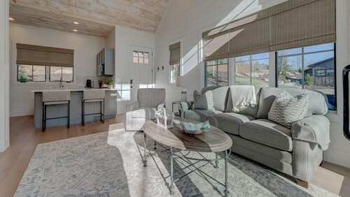 Golf and Riverfront Cottage | King Bed | Group Availability