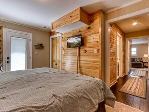 3 bedrooms, iron/ironing board, WiFi, bed sheets - Hummingbird Hideaway - Tucked in the Mountains! (Gatlinburg)