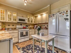 Fridge, microwave, oven, stovetop - Hummingbird Hideaway - Tucked in the Mountains! (Gatlinburg)