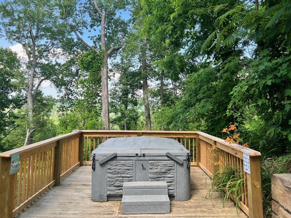 Outdoor spa tub - Hummingbird Hideaway - Tucked in the Mountains! (Gatlinburg)