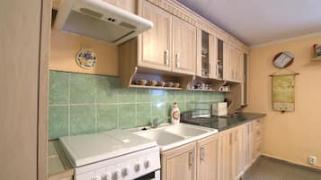 Kühlschrank, Herdplatte, Wasserkocher mit Kaffee-/Teezubehör