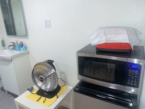 Kühlschrank, Mikrowelle, Herdplatte, Kochgeschirr/Geschirr/Besteck