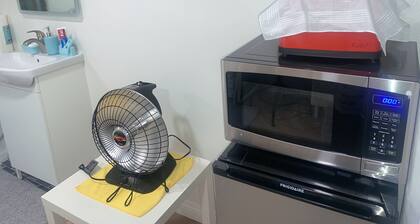 Independent cabin & private entrance with free parking 独立出入后屋独立洗手间