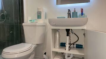 Toallas, jabón, shampoo, papel de baño