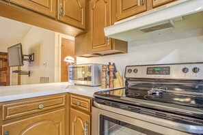 Fridge, microwave, oven, stovetop - 11432 - 2 Leganes Lane (Hot Springs)