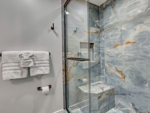 Combined shower/bathtub, hair dryer, towels