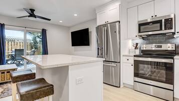 Kühlschrank, Mikrowelle, Ofen, Herdplatte