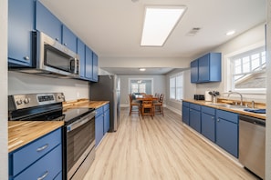 ثلاجة، ميكروويف، فرن، موقد طهي مسطح