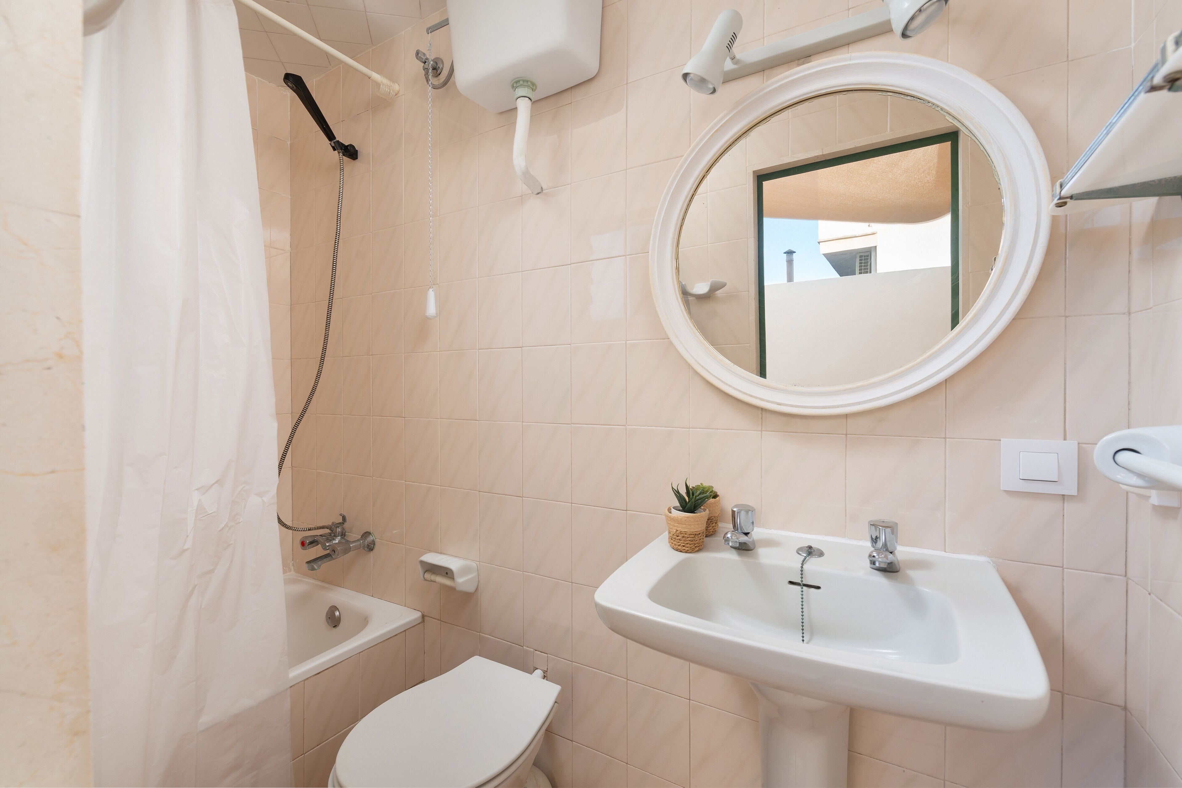 Een bad/douchecombinatie, een haardroger, een bidet, handdoeken