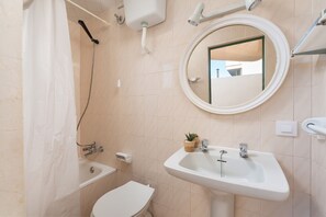 Ducha y bañera combinadas, secador de pelo, bidé y toallas