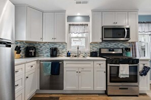 Frigorífico, horno, lavavajillas y cafetera o tetera