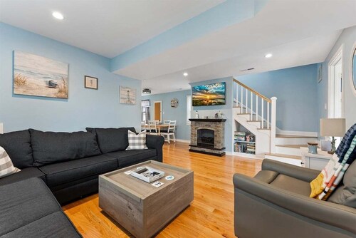Renovated 4BR Home, 2 Blocks from the Beach!