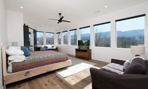 2 bedrooms, travel cot, free WiFi, bed sheets