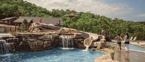 Una piscina techada, una piscina al aire libre