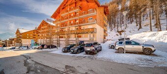 Apt 4/6 ppl near the ski runs, heated indoor pool