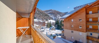 Apt 4/6 ppl near the ski runs, heated indoor pool