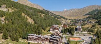 Apt 4/6 ppl near the ski runs, heated indoor pool