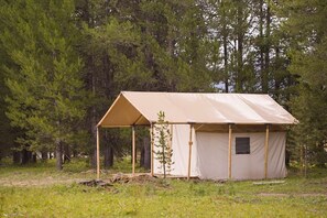 Exterior - Yellowstone Luxury Safari Tent, sleeps 6 w/ 1 king (Island Park)