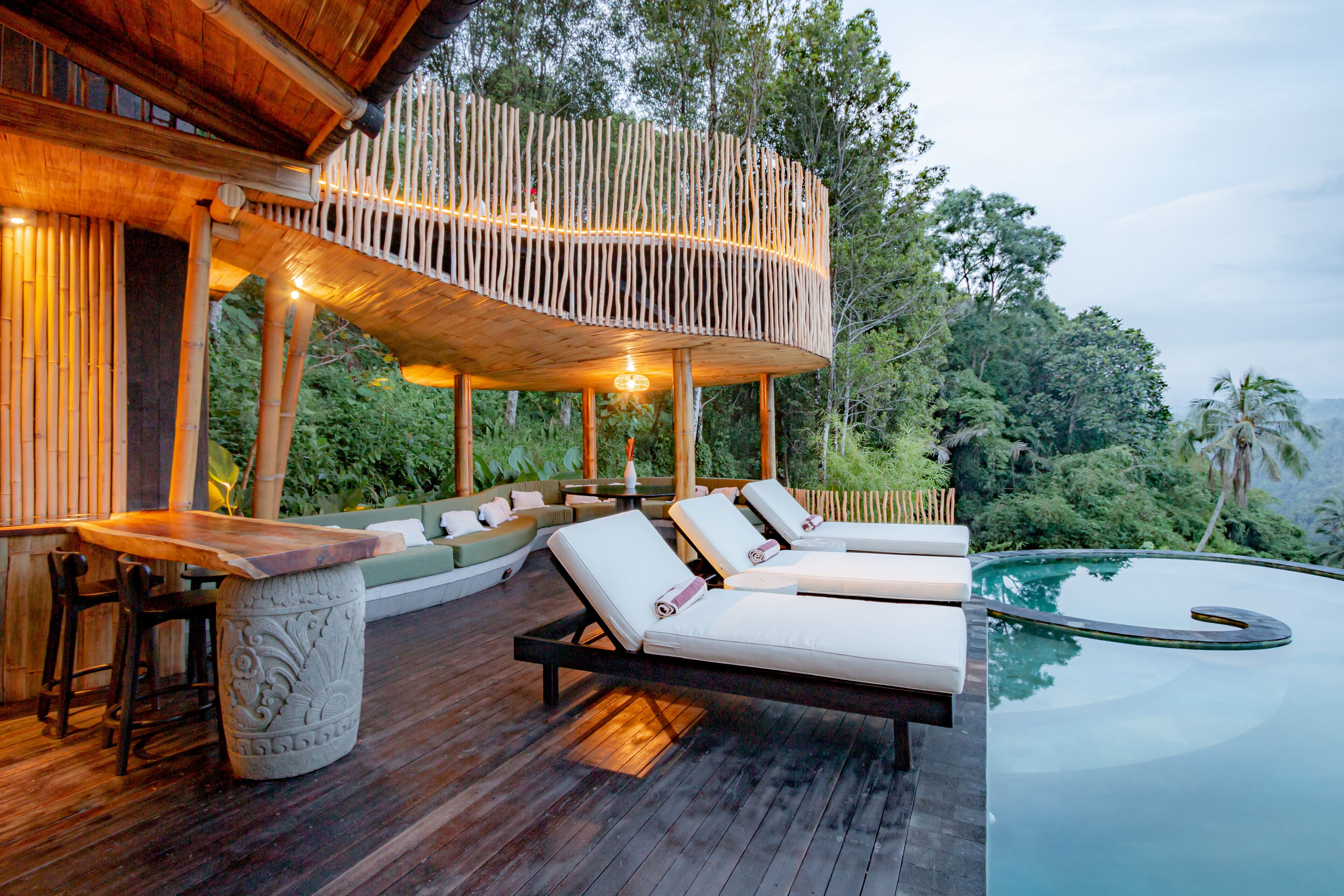 Piscine à débordement