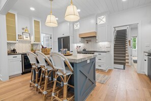 Microondas, horno, parrilla de estufa y lavavajillas 