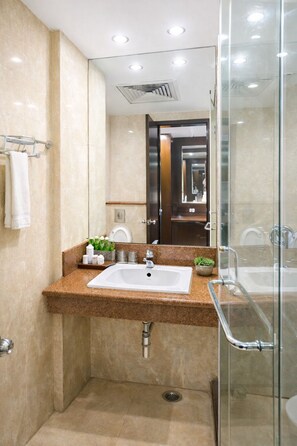 Habitación clásica | Baño | Cabezal de ducha tipo lluvia y artículos de higiene personal gratuitos