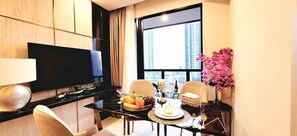 คอนโด, วิวทะเล | บริเวณนั่งเล่น | สมาร์ททีวี 40 นิ้ว พร้อมช่องเคเบิล, ทีวี