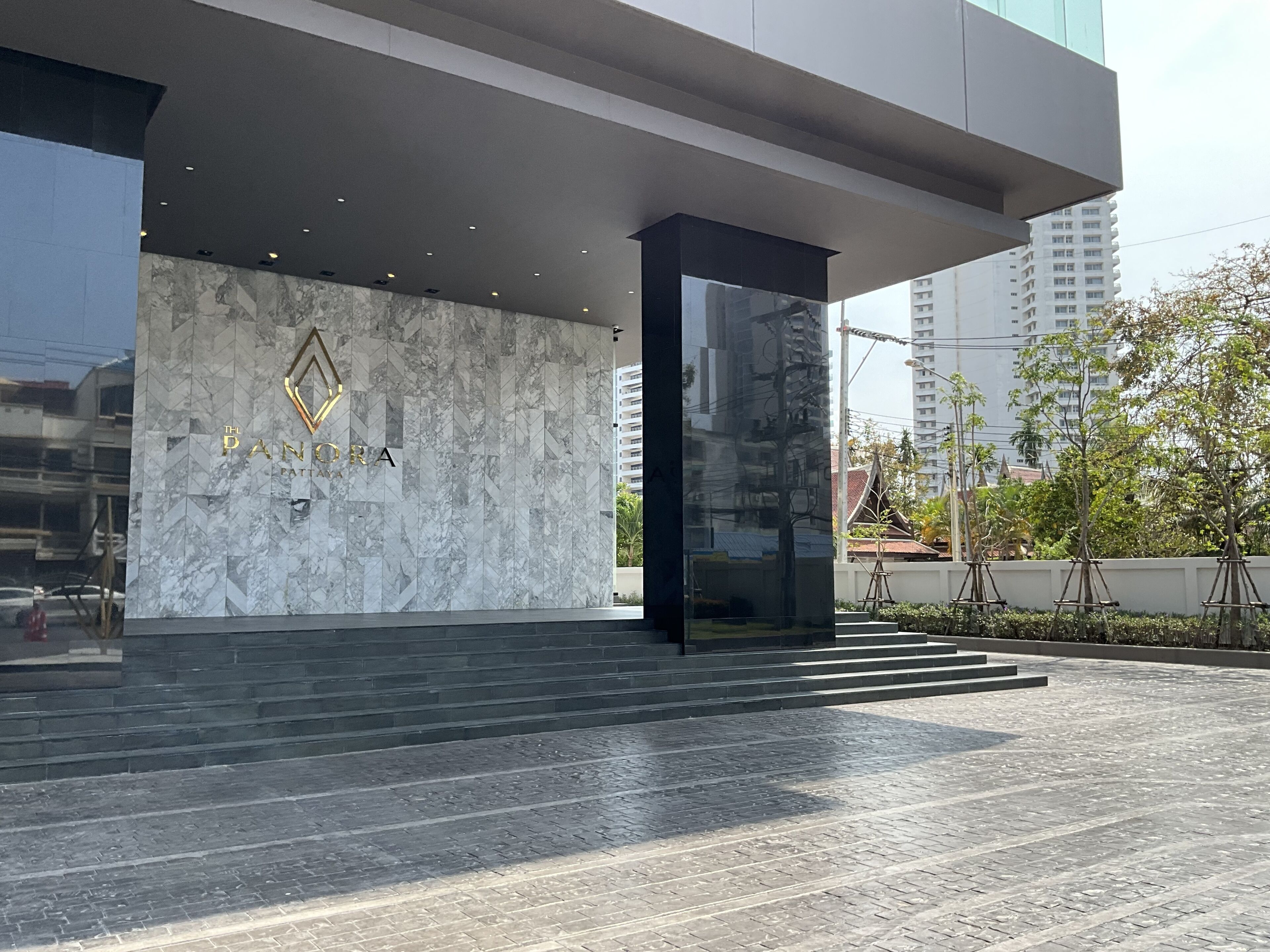 Un edificio moderno con fachada de mármol y un logotipo que dice "The DANA".