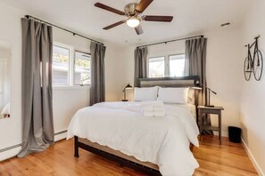 6 slaapkamers, een bureau, een strijkplank/strijkijzer, reisbedje