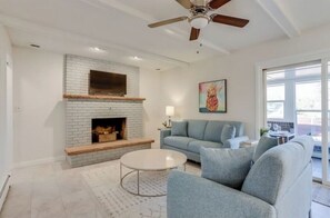 Een smart-tv en boeken