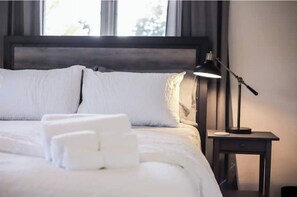 6 bedrooms, desk, iron/ironing board, travel crib