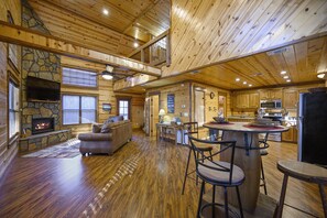 Interior - Romantic Private Hideaway: Hot Tub, Fire Pit, Seasonal Creek. Dogs OK w/ fee (Broken Bow)