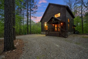 Exterior - Romantic Private Hideaway: Hot Tub, Fire Pit, Seasonal Creek. Dogs OK w/ fee (Broken Bow)