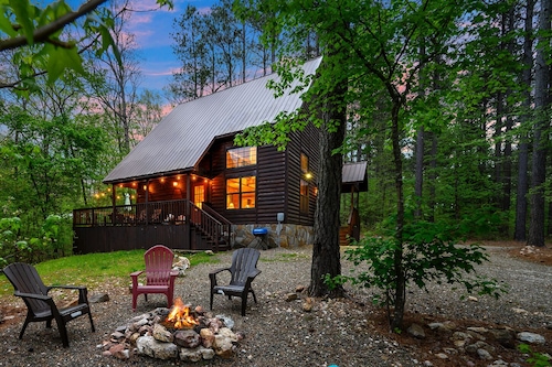 Romantic Private Hideaway: Hot Tub, Fire Pit, Seasonal Creek. Dogs OK w/ fee