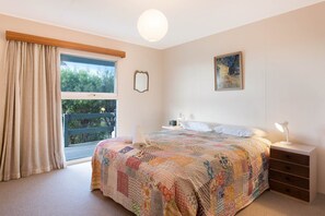 2 bedrooms, iron/ironing board, WiFi, bed sheets - Sea Home with a view - Pet friendly (Pambula Beach)