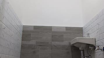 Douche, bidet, serviettes fournies, savon