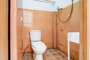 Un baño con inodoro, ducha y lavabo.