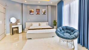 Un dormitorio moderno con cama, mesita de noche y una silla.