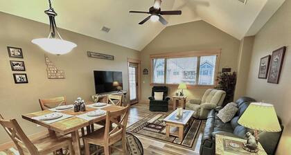 NEW Cozy Top Floor Riverstone Condo-Private Balcony-Walk To Shops & Restaurants